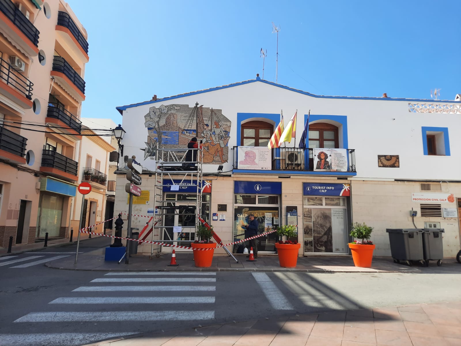 L'Ajuntament de Calp inicia els tràmits per rehabilitar el mosaic de Gastón Castelló de la plaça del Mosquit.