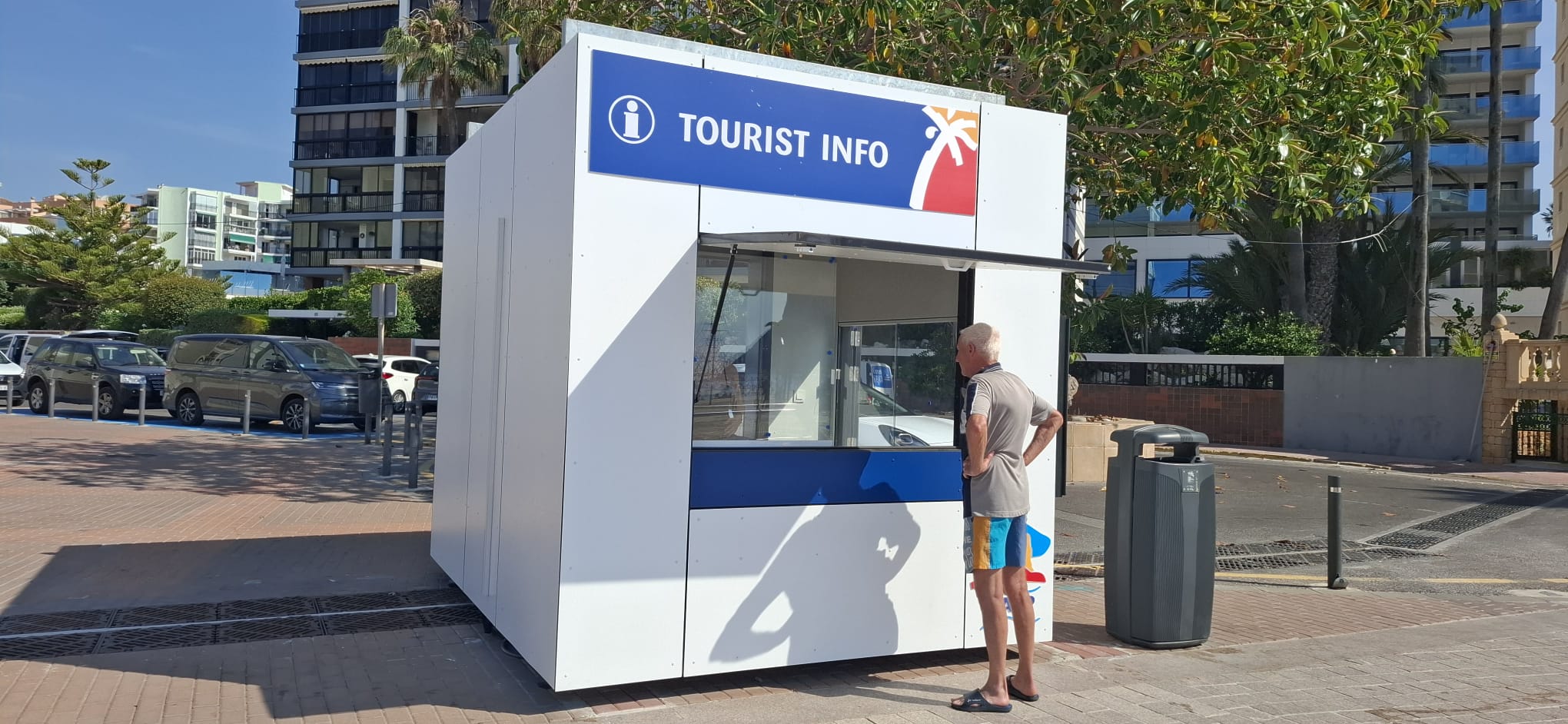 Calp renueva el punto de información turística de la playa y lo traslada a la calle Alemania