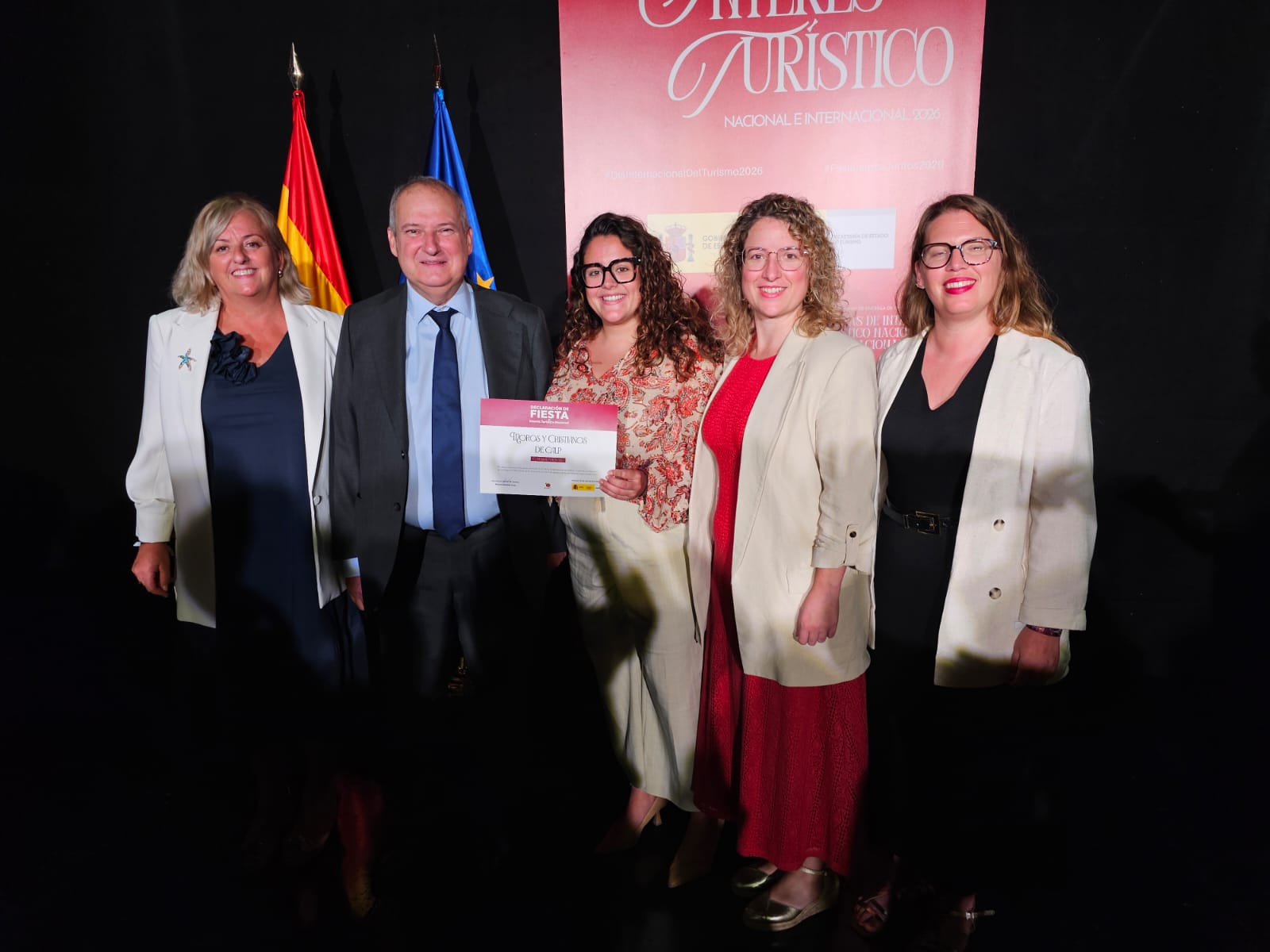 El ministro de Industria y Turismo, Jordi Hereu, entrega a la alcaldesa de Calp, Ana Sala, el distintivo de Fiesta de Interés Turístico Nacional para los Moros y Cristianos