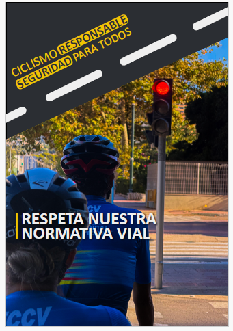 Mupi de la campaña Un mismo asfalto, un mismo respeto en Calp: ciclistas detenidos ante un semáforo en rojo con el mensaje Respeta nuestra normativa vial