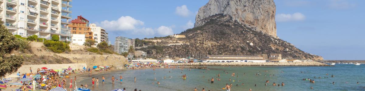 Calp pone a punto sus playas por Semana Santa