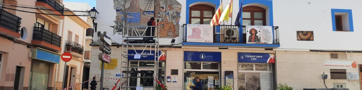 L'Ajuntament de Calp inicia els tràmits per rehabilitar el mosaic de Gastón Castelló de la plaça del Mosquit.