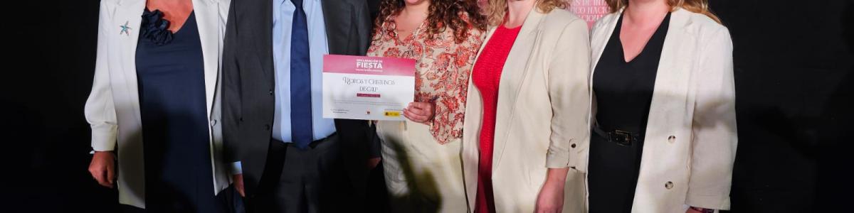 El ministro de Industria y Turismo, Jordi Hereu, entrega a la alcaldesa de Calp, Ana Sala, el distintivo de Fiesta de Interés Turístico Nacional para los Moros y Cristianos