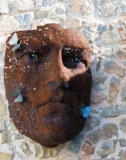 Beeldhouwwerk "Metamorphosis" gemaakt door Georgie Poulariani