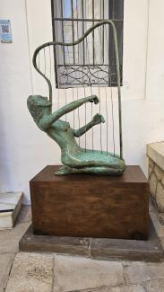 Escultura "Mujer con Arpa" de Luciano González